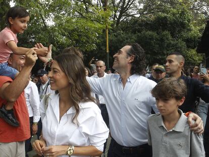 Federico Gutiérrez saluda a seguidores luego de votar, este domingo en Medellín (Colombia).