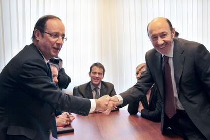 Alfredo Pérez Rubalcaba al comienzo de su reunión de François Hollande.