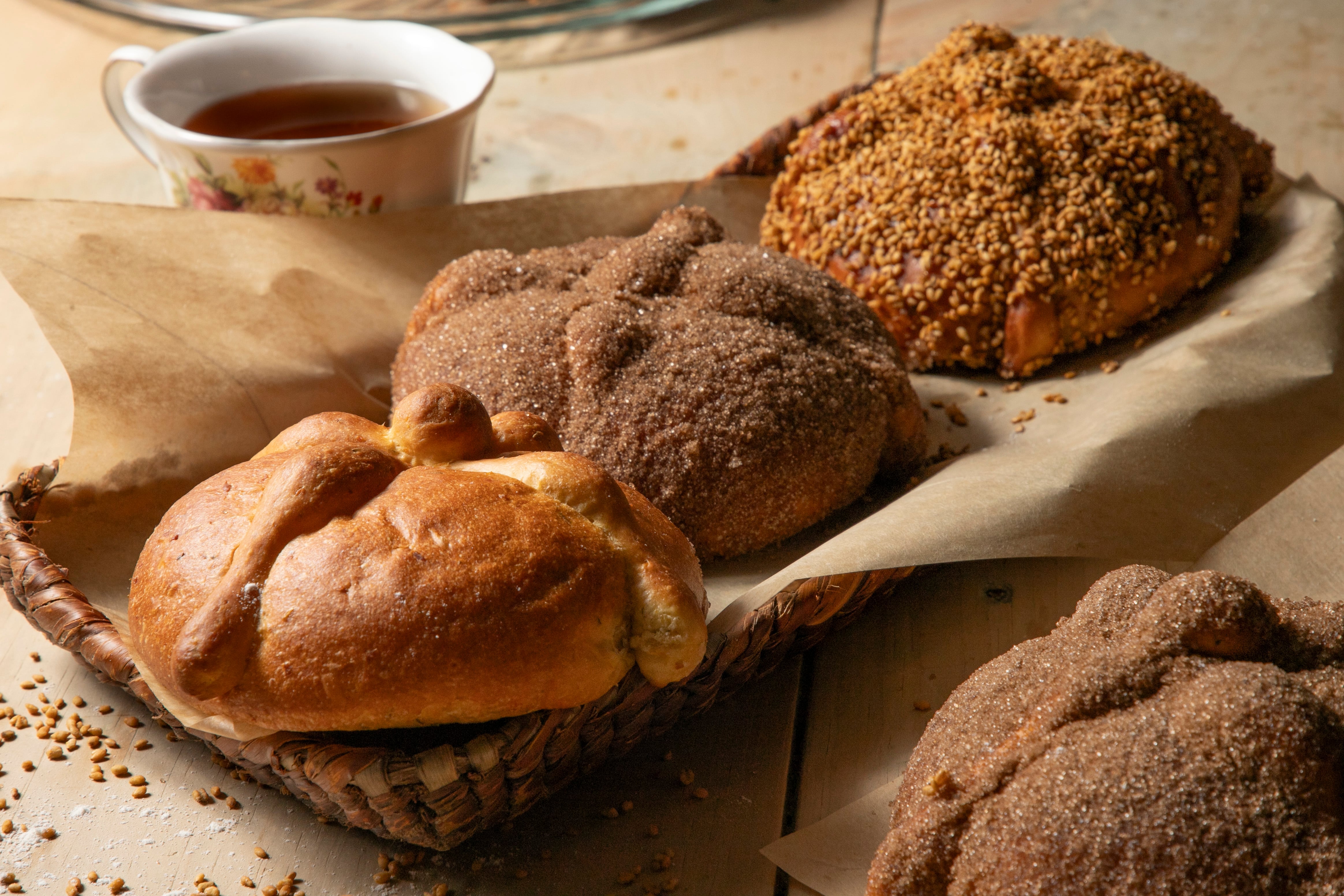 Pan de muerto natural, mascabado y ajonjolí caramelizado de Cinco y dos panadería.