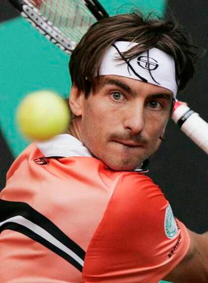 Tommy Robredo, ayer durante su partido interrumpido por la lluvia.