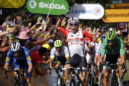 Caleb Ewan se impone en Nîmes.