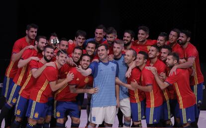 Iker Casillas (centro de la imagen) se hace un autorretrato junto a los jugadores de la selección española de fútbol durante la presentación de la equipación para la Eurocopa, en Las Rozas en noviembre de 2015.