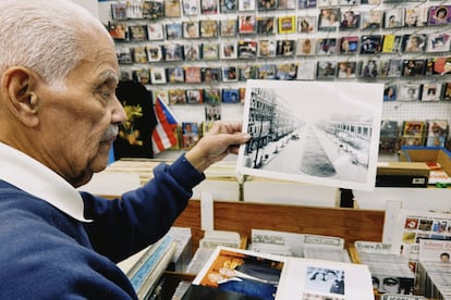 Amadeo es más que un vendedor de discos. Él compuso algunas de las canciones más emblemáticas de la música latinoamericana como Que me lo den en vida,