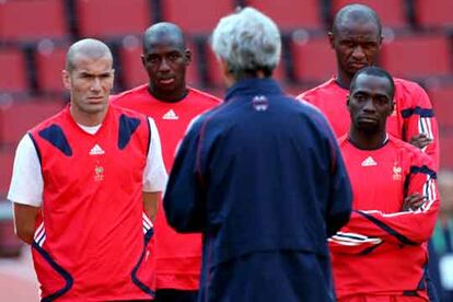 Domenech (de espaldas) se dirige a Zidane, Diarra, Vieira y Makelele (de izquierda a derecha).