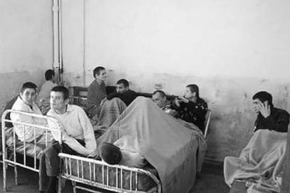 Niños y adolescentes discapacitados confinados en camas en un centro de  rehabilitación en Sasca Mica, al este de Rumania