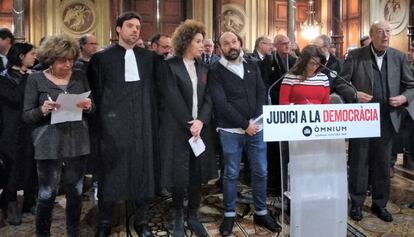 El portavoz de Òmnium, Marcel Mauri, con los abogados Magda Oranich, August Gil Matamala, Carme Herranz y Olivier Peter.