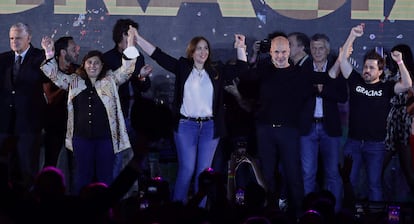 El jefe de Gobierno de Buenos Aires, Horacio Rodríguez Larreta (centro), celebra el triunfo de los candidatos de la capital al Congreso nacional.