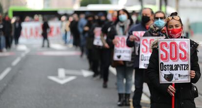 Hosteleros agrupados en la plataforma "Bizkaiko tabernariak" durante la manifestación el viernes en Bilbao en la que han solicitado no pagar suministros de agua y luz.