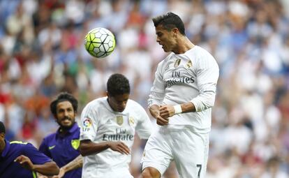 Cristiano Ronaldo remata un balón contra la portería del Málaga.