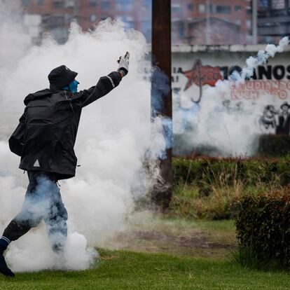 Enfrentamientos de estudiantes con el Escuadrón Móvil Antidisturbios (ESMAD), en la Universidad Nacional de Colombia el 21 de marzo del 2024, en Bogotá.