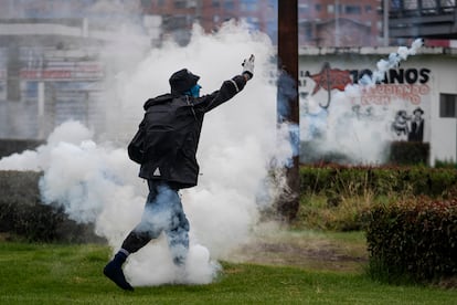 Afuera la policía antidisturbios comenzó a lanzar gases lacrimógenos. 