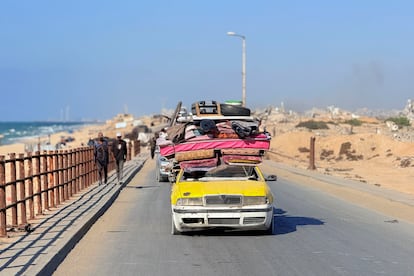 Miles de personas se desplazan este viernes desde la ciudad de Gaza hacia el sur de la Franja de Gaza, tras las órdenes de evacuación forzosa israelíes y los constantes bombardeos.