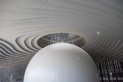 Concebido por el gabinete holandés MVRDV, el edificio contiene un inmenso auditorio esférico que, visto del exterior, recuerda el iris del ojo.