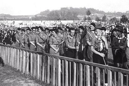 Vigo, 2 de septiembre de 1936. Desfile de requetés de ambos sexos durante un acto patriótico celebrado en el estadio de Balaídos.