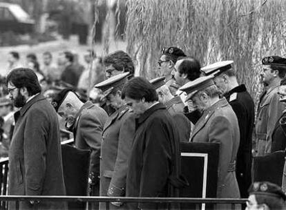 Felipe González, en un acto religioso de la División Acorazada Brunete, junto a altos jefes militares y varios colaboradores en diciembre de 1982. A la izquierda de la imagen se observa al entonces ministro de Defensa, Narcís Serra.