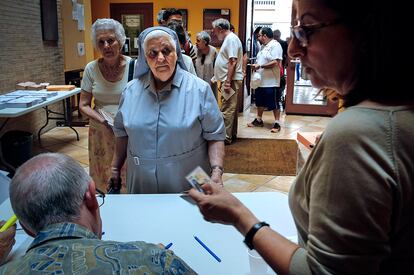 Numerosas personas ejercen su derecho en un colegio electoral de Valencia.