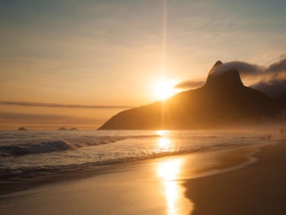 Puesta de sol en la playa de Ipanema (Brasil).