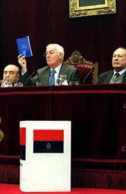 Víctor García de la Concha, junto a Fernando Lázaro Carreter (a la izquierda) y Jaime Posada, durante la presentación del nuevo Diccionario de la RAE.