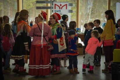 Un grupo de samis, durante un evento teatral con vestimenta tradicional en el Sajos, el edificio que aloja el Parlamento sami desde 2012 y que fue erigido gracias a fondos de la Unión Europea.