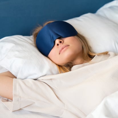 Artículo de EL PAÍS Escaparate que describe las ventajas de uso del antifaz para dormir opaco superventas en Amazon.