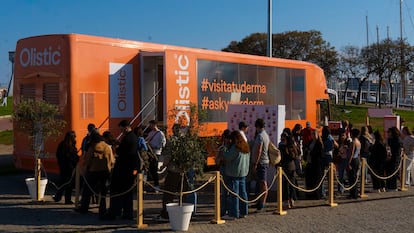 Cientos de personas guardaron turno ante el autobús de Olistic en Málaga, Barcelona, Madrid y Valencia. Durante la acción se realizaron un total de 1.253 prediagnósticos.