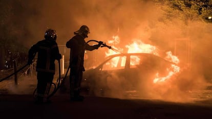 Los bomberos de Nantes tratan de apagar un vehículo en llamas en el barrio de Malakoff. 