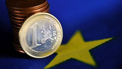 Un euro sobre la bandera de Europa.