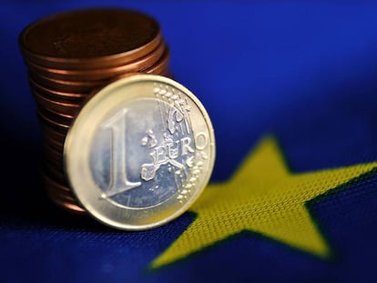 Un euro sobre la bandera de Europa.