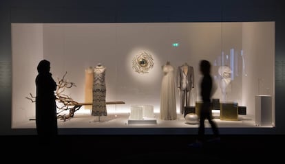 Vestidos y objetos a la vista en la exposición '10.000 años de lujo', en el museo Louvre de Abu Dabi. 