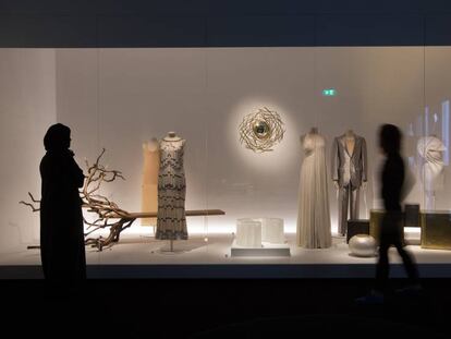 Vestidos y objetos a la vista en la exposición '10.000 años de lujo', en el museo Louvre de Abu Dabi. 