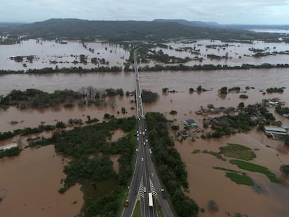 Una vista aérea de la inundación y los estragos que han causado las lluvias torrenciales este martes en Venancio Aires, en Río Grande do Sul.