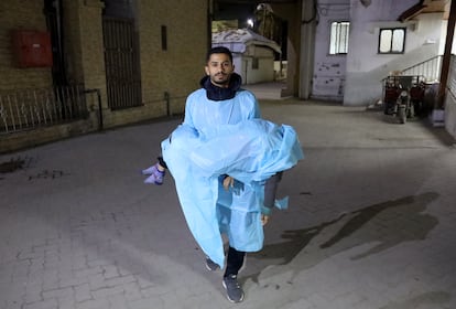 Un hombre sujeta el cadáver de una de las víctimas de un ataque aéreo israelí, este domingo en Ciudad de Gaza, en el norte de la Franja.