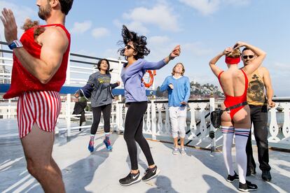 Samidha Visai (centro), y Anushree Vora, (segunda a la izquierda), bailan en un barco de crucero mientras participan de la fiesta de primera hora de la mañana Daybraker celebrada en San Francisco. Las dos universitarias de Michigan pasaron el verano en San Francisco para hacer prácticas en las nuevas empresas de tecnología sanitaria. Los eventos organizados por Daybreaker, fiestas de baile, sin alcohol o drogas adictivas, que se se celebran temprano por las mañanas durante dias lectivos, son muy populares entre los j´pvenes trabajadores del sector de la tecnología. Los asistentes normalmente se van a trabajar despues del evento, cargados de energia para afrontar el dia. San Francisco, California, 7 de agosto, 2015.