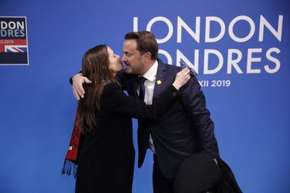 La primera ministra de Islandia, Katrin Jakobsdottir, y el primer ministro de Luxemburgo, Xavier Bettel, se saludan al comienzo de la reunión.