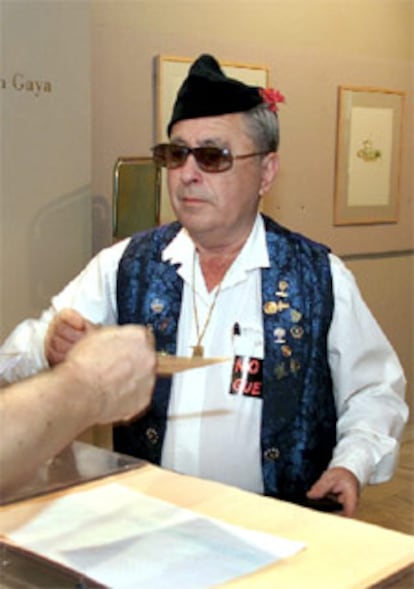 Un votante murciano, ataviado con el traje regional y una pegatina de <i>no a la guerra.</i>