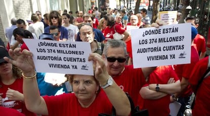 Protesta de los afectados que no han cobrado las ayudas a la vivienda del Consell. 