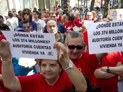 Protesta de los afectados que no han cobrado las ayudas a la vivienda del Consell. 