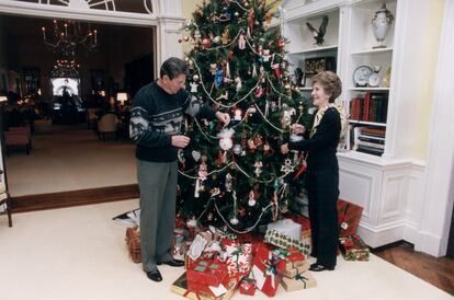 Ronald Reagan y Nancy Reagan muestran la decoración navideña de la Casa Blanca en 1983, un escaparate en el que los estadounidenses se obligaban a comparar sus hogares con el hogar presidencial.