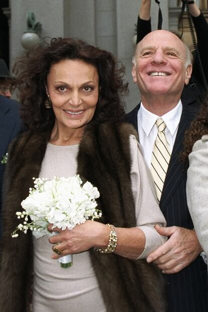 Diane Von Frstenberg, dise?adora

En febrero de 2001, la dise?adora contraa matrimonio con Barry Diller. Mientras que en su primer enlace Ccon Egon von FrstenbergC opt por un extravagante dise?o blanco con volantes y pamela, en esta segunda boda prefiri la discreccin de un sencillo vestido nude combinado con chaleco de pelo. La inventora del vestido wrap no predic con el ejemplo en ninguno de sus dos enlaces.