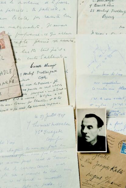 Algunas de las cartas de Céline que salen a subasta en París, y una fotografía del escritor.