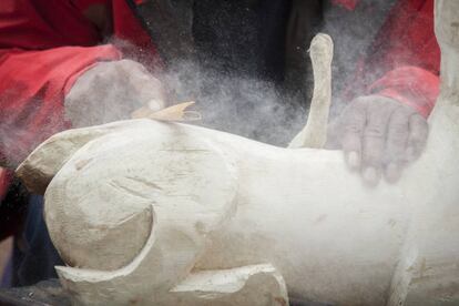 Modesto lija una estatua con forma de jaguar en Asunción, capital de Paraguay, donde llegó antes de la pandemia para tratarse una enfermedad.