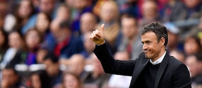 Luis Enrique, contento con una acción del partido.