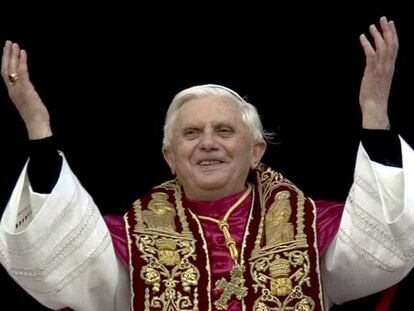 El papa Benedicto XVI saluda desde la ventana de sus aposentos en la Santa Sede.