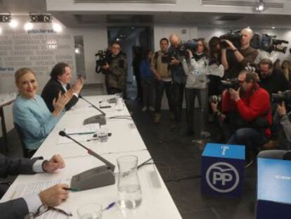 Por primera vez un mandatario declara en el pleno de la Asamblea madrileña a petición de la oposición.