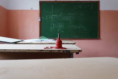 Una granada sin estallar sobre un pupitre de la escuela armenia de Mataghis (Suqovusan en azerí), localidad recién recuperada por el Ejército de Azerbaiyán en la nueva guerra por Nagorno Karabaj.