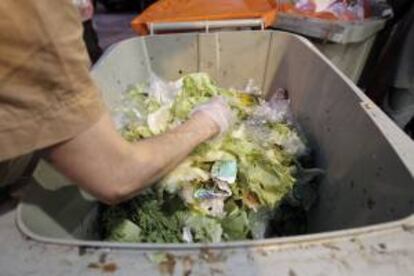 Un hombre recoge alimentos de un contenedor de basura. EFE/Archivo