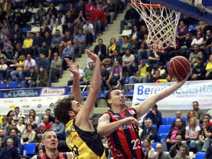 El escolta del Laboral Kutxa Ben Hansbrough entra a canasta ante la presión de Lampropoulos.