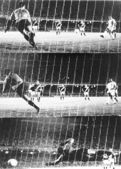La secuencia fotográfica muestra el momento en el que Pelé marca su gol número 1.000, a Edgardo Andrada, del Vasco de Gama, durante un partido en el estadio Maracaná de Río de Janeiro (Brasil), en 1969.