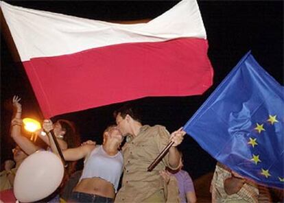 Un grupo de polacos celebra en las calles de Varsovia el <i>sí</i> en el referéndum para la entrada de Polonia a la UE.