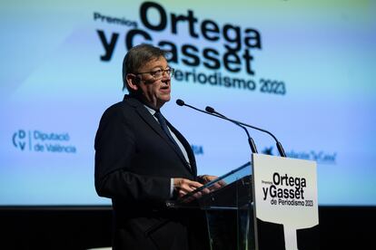 El presidente de la Generalitat de Valencia, Ximo Puig, da la bienvenida a los asistentes a la entrega de los Premios Ortega y Gasset 2023, cuya gala se ha celebrado en el CaixaForum de Valencia.